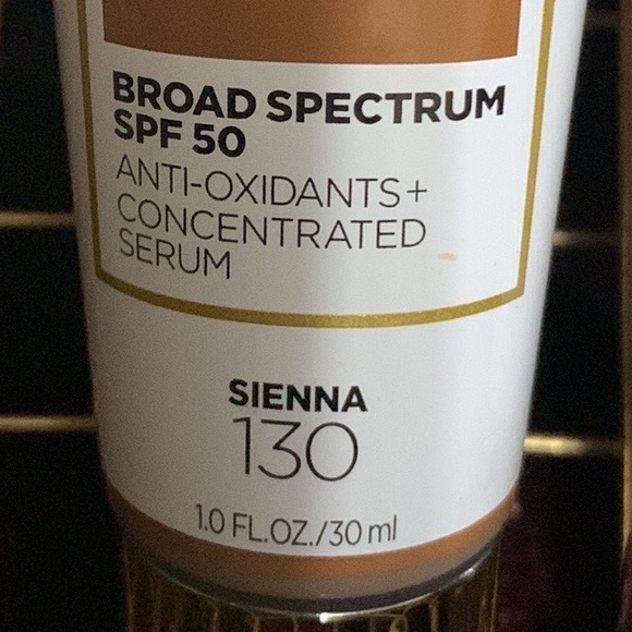 L’Oreal age perfect radiant serum foundation with broadspectrum SPF 30 sunscreen - Picture 2 of 6